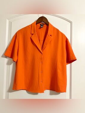 Express orange short-sleeve button-up shirt boxy fit & collared neckline Sz S